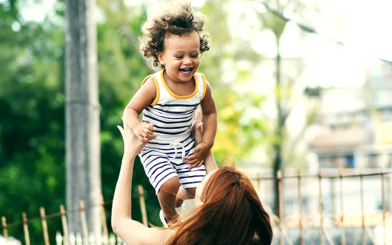 Enfant porté par un parent : accompagner la confiance et la résilience de l’enfant