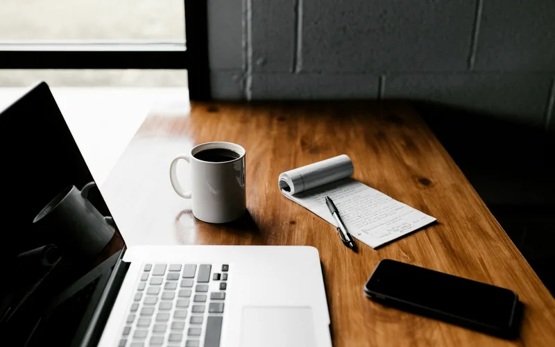 Bureau et ordinateur portable : souffrance au travail, burn-out et hyperadaptation